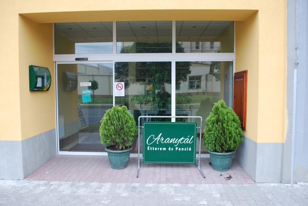 Aranytal Panzio Bed & Breakfast Komarom Exterior photo